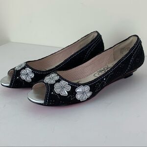 Kenzie Timber Black Fabric/Silver Flower Boho Low Wedge 8.5